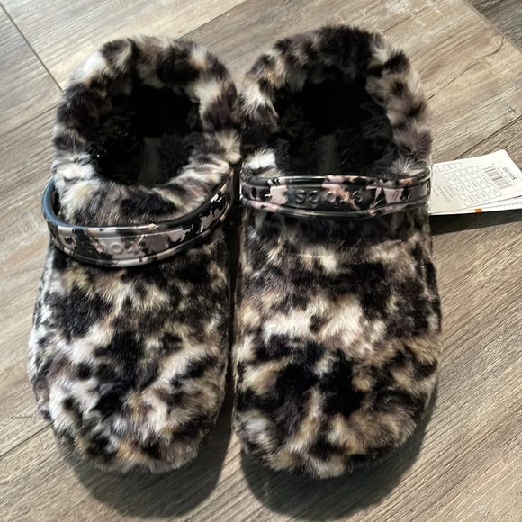 CROCS fur sure fuzzy leopard clogs NEW - Picture 8 of 9